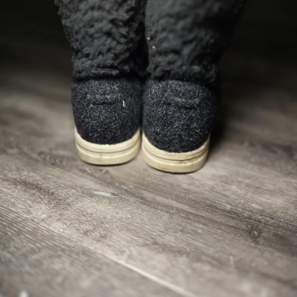 Muk Luks Women's Tally Boots. Size 6Charcoal/black